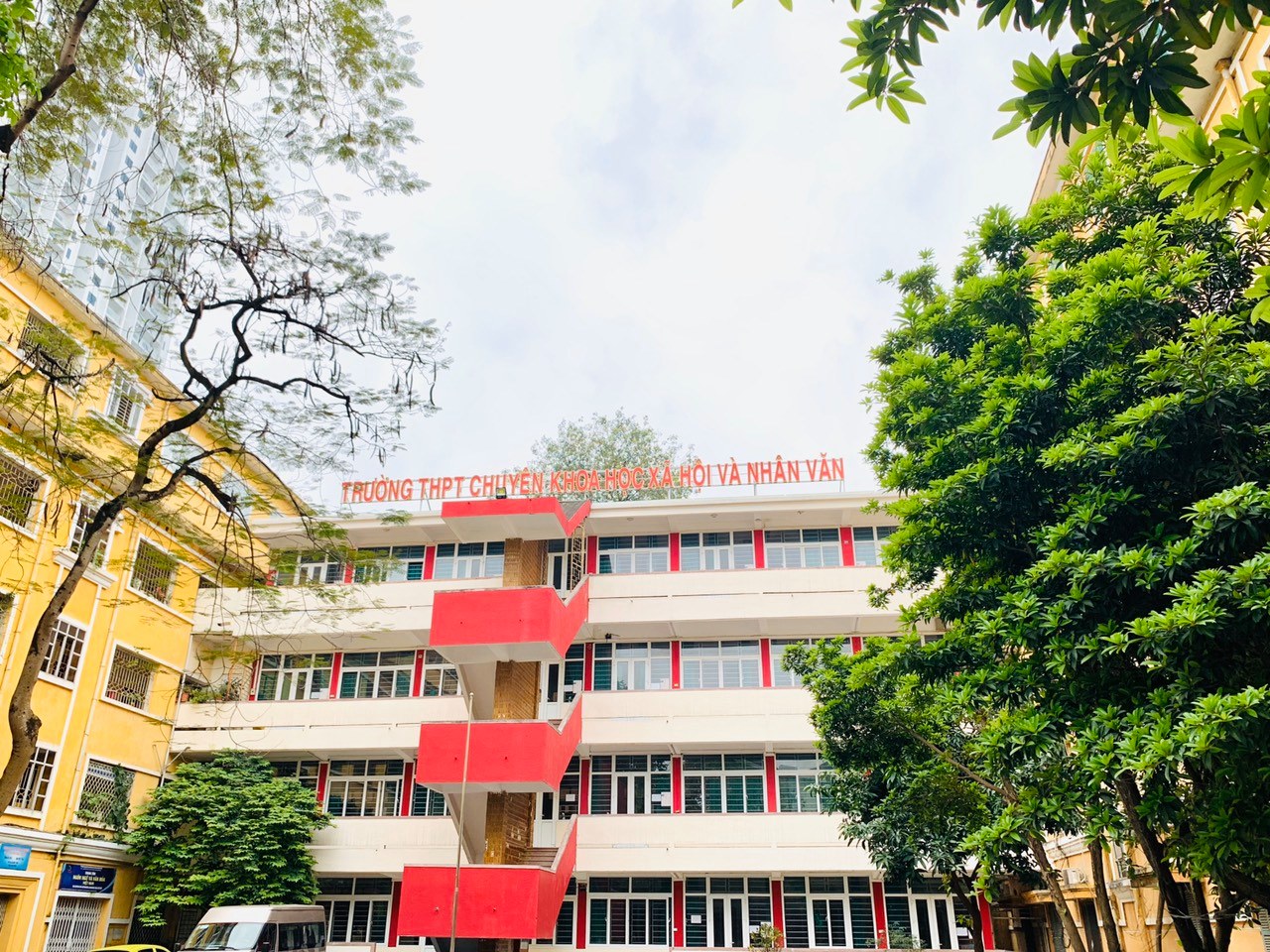 Trường THPT Chuyên Khoa học Xã hội và Nhân văn hoãn thi vào lớp 10