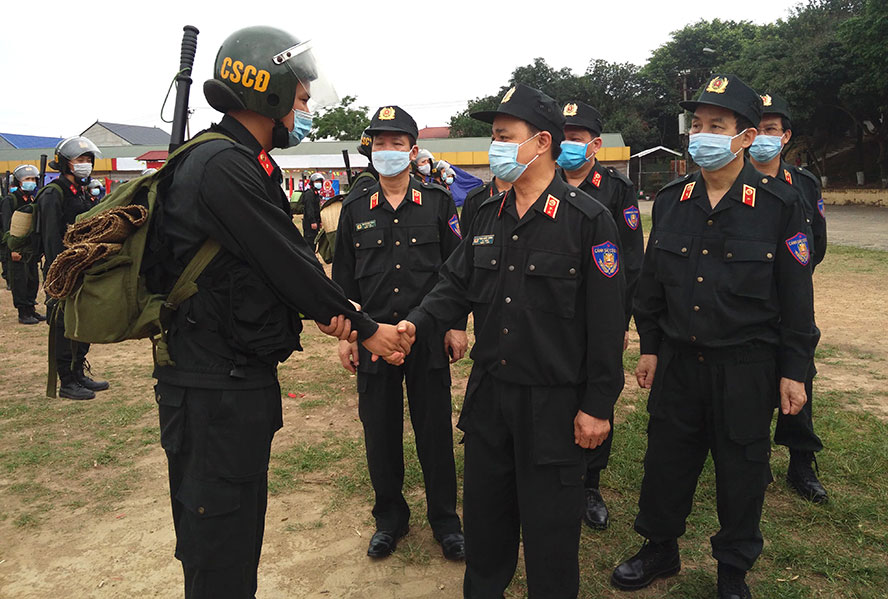 Gần 300 cảnh sát cơ động chi viện Bắc Giang chống dịch