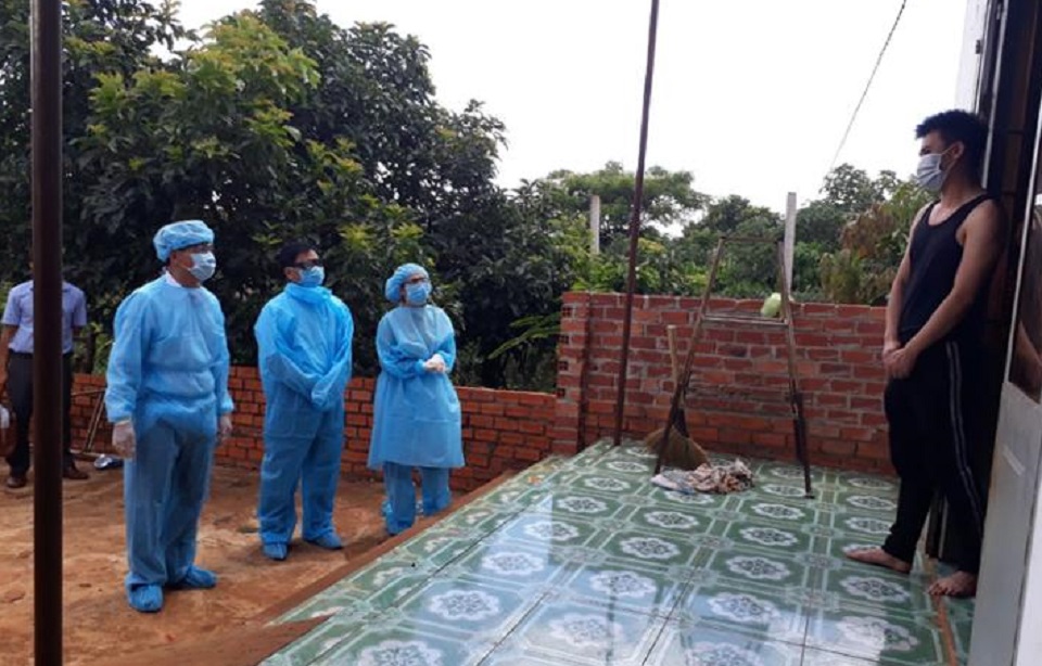 Tân Bí thư huyện ở Đắk Lắk kiểm tra các trường hợp cách ly dịch COVID-19