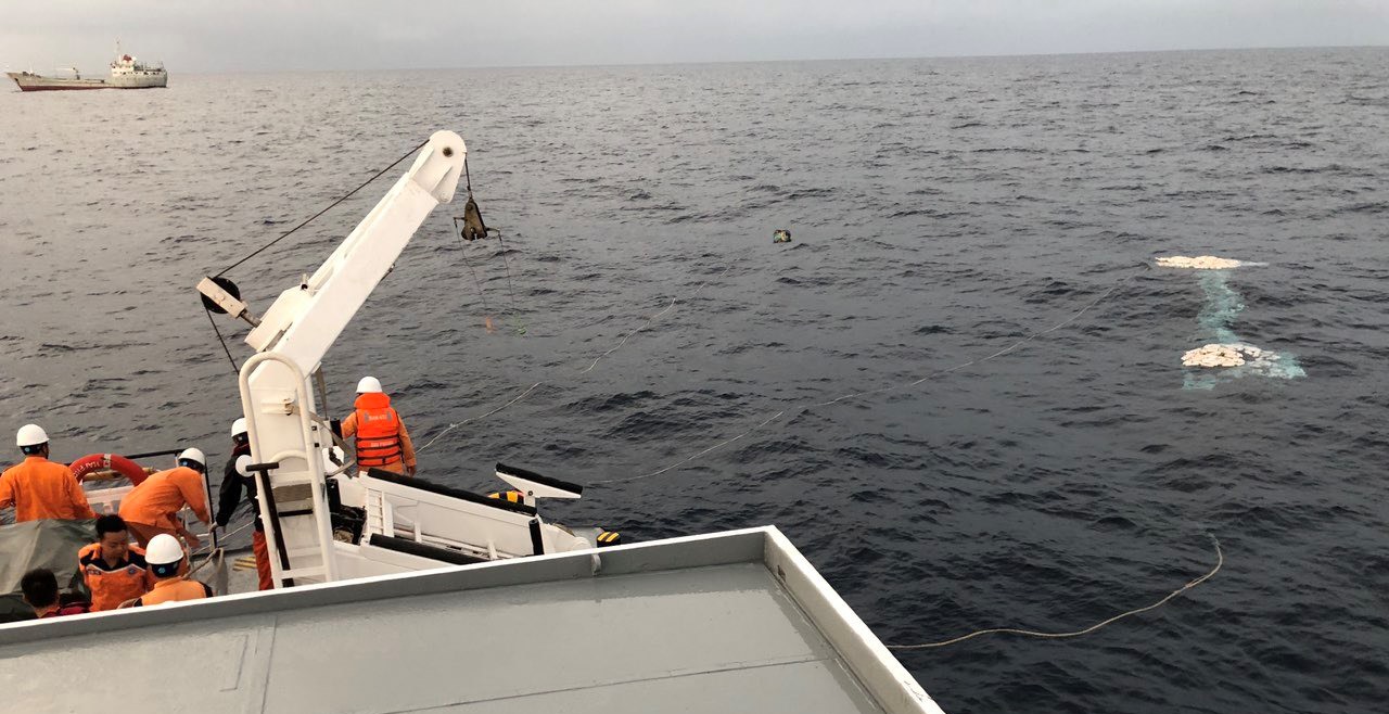 Tàu cá Quảng Bình bị chìm, 2 thuyền viên mất tích