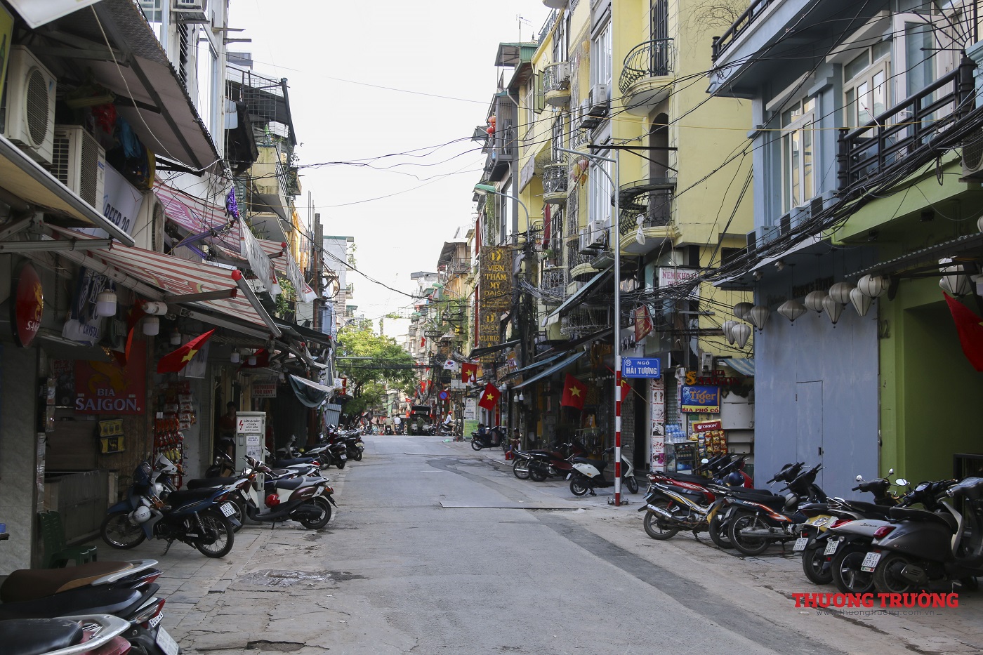 Phố phường Hà Nội vắng vẻ khác lạ so với ngày thường