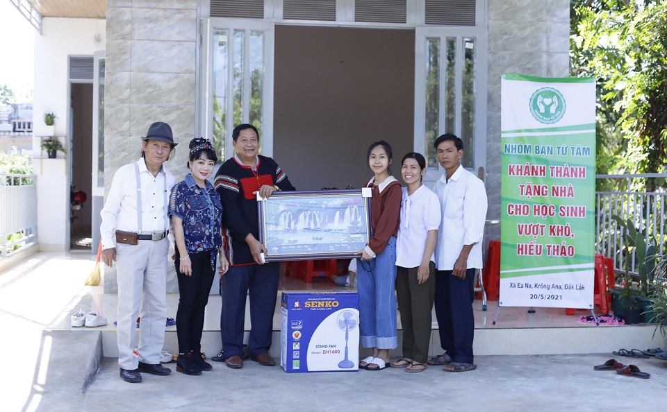 Trao tặng nhà nhân ái cho hộ nghèo và học sinh vượt khó