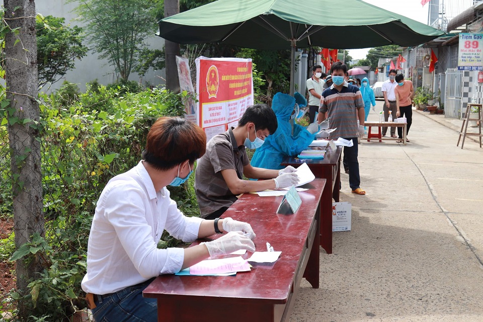 Cử tri khu phong tỏa Covid-19 ở TP Buôn Ma Thuột đi bầu cử