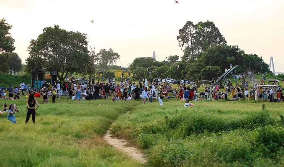 Để khách tụ tập đông người, chủ bãi đá Sông Hồng bị phạt 17.5 triệu đồng