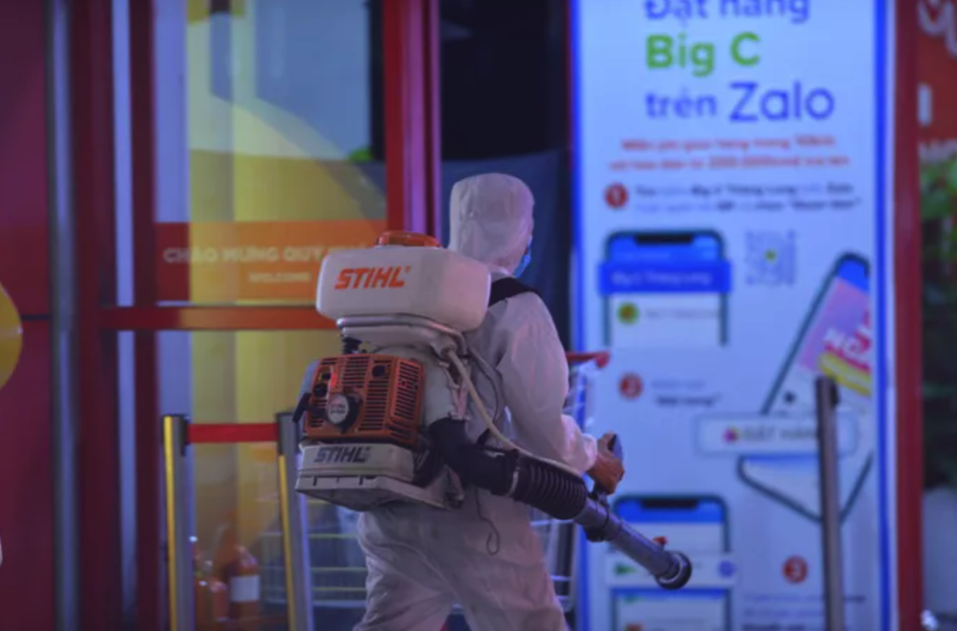 Big C Thăng Long bất ngờ đóng cửa phun khử khuẩn