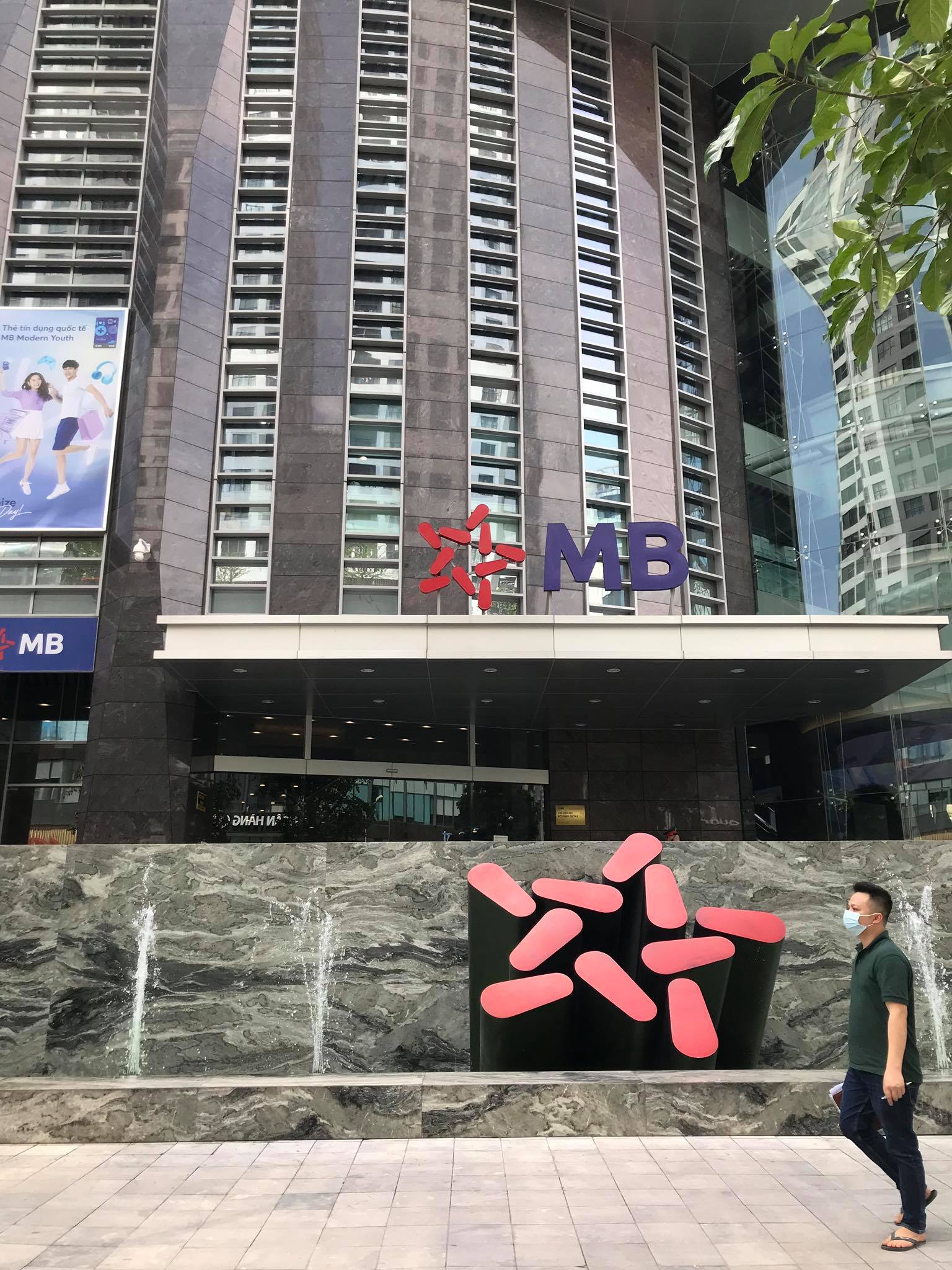 Sự cố rò rỉ sao kê chi tiết tài khoản NSƯT Hoài Linh Thương hiệu MB Bank tổn hại thế nào