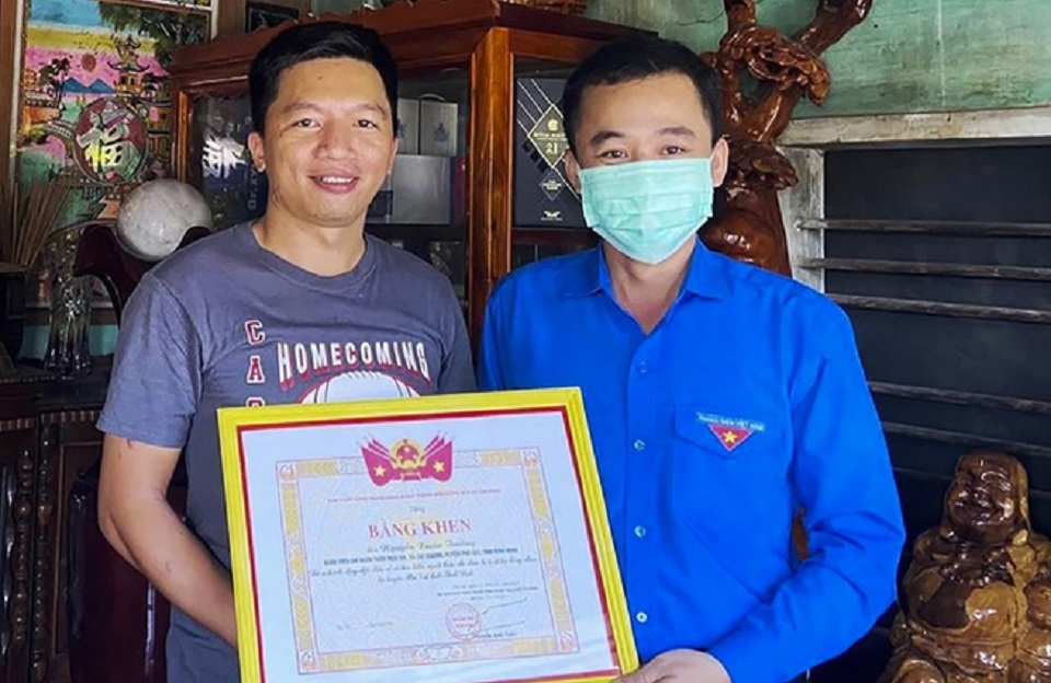 Tài xế tìm bố mẹ bé đi lạc giữa đêm Tôn vinh nghĩa cử cao đẹp 