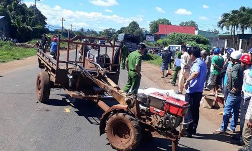Đắk Lắk Ngồi xe công nông cùng cha mẹ, bé trai 3 tuổi rơi xuống đường tử vong