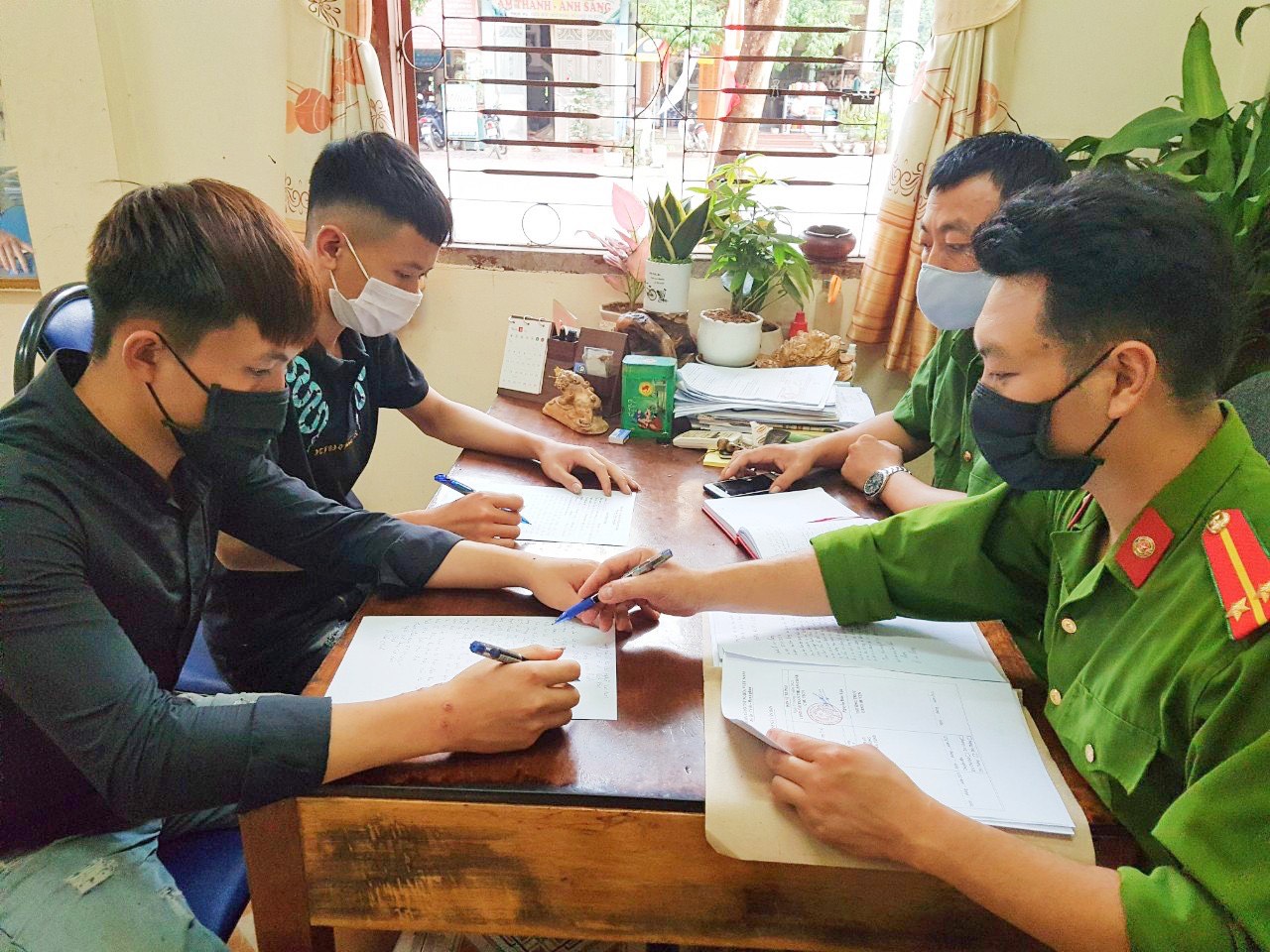 Hai thanh niên ở Sơn La trèo tường vào thăm bạn gái trong khu cách ly