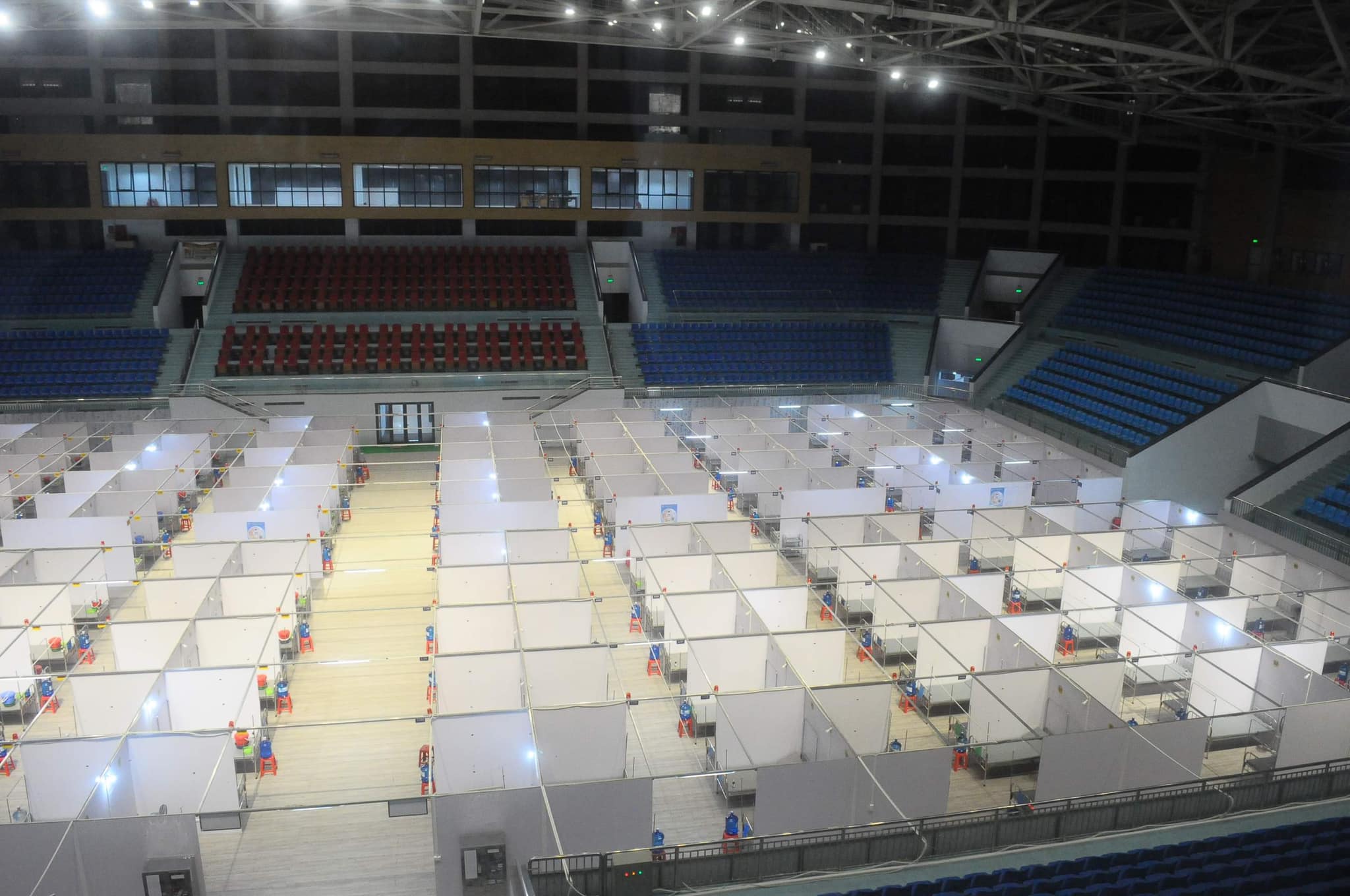 Bệnh viện dã chiến số 2 Bắc Giang đón 500 bệnh nhân COVID-19 trong đêm