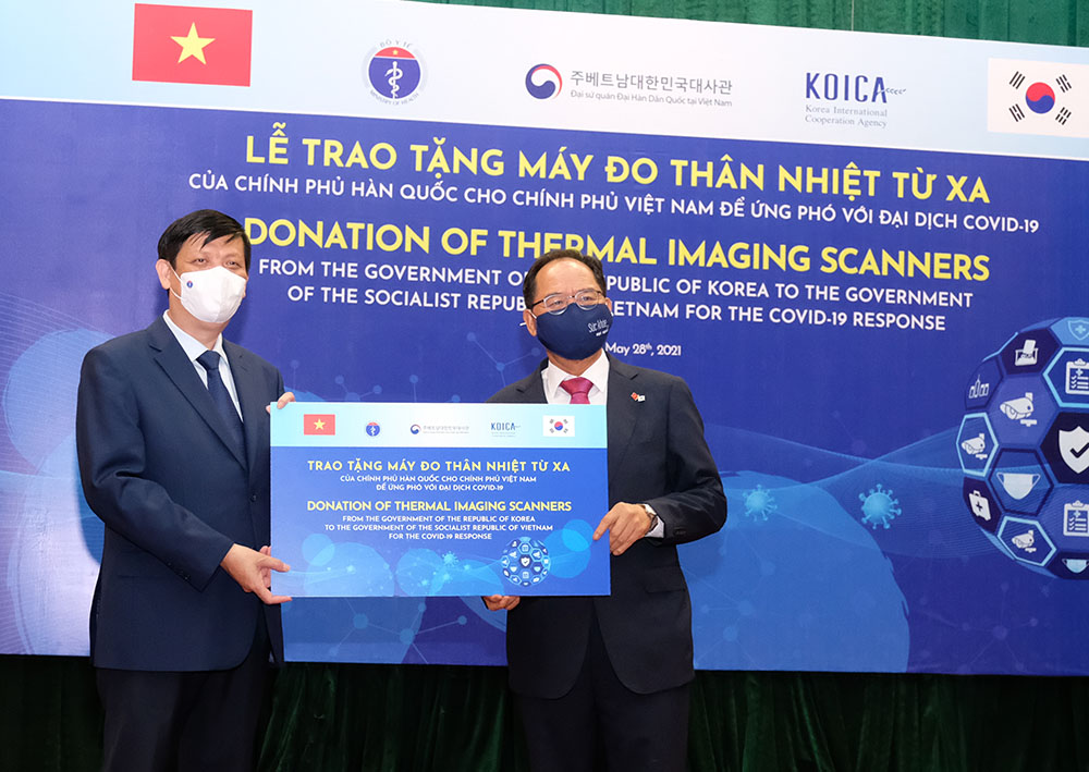 Việt Nam tiếp nhận hỗ trợ 40 máy đo thân nhiệt từ xa của Chính phủ Hàn Quốc