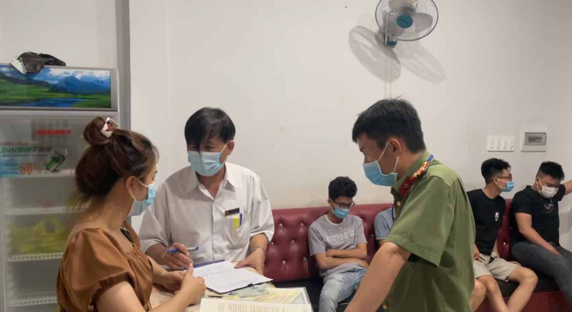 Bất chất lệnh cấm dịch COVID-19, quán karaoke Hoa Sữa 3 vô tư đón khách