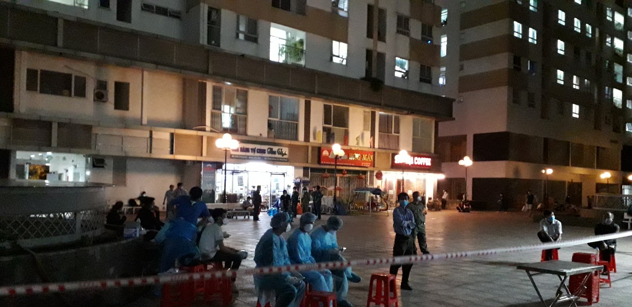 TPHCM Lấy mẫu xét nghiệm gần 1000 người dân chung cư Hưng Ngân