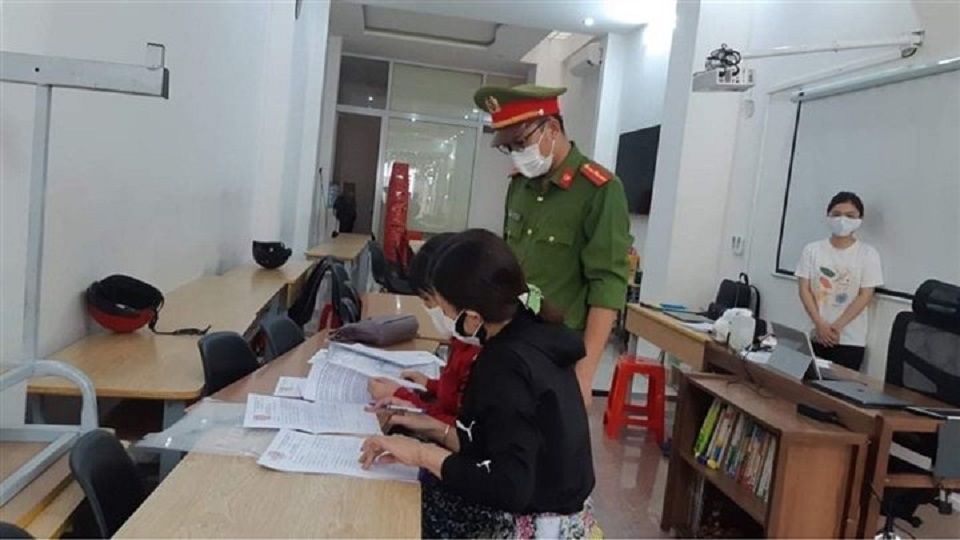 Xử phạt cơ sở dạy tiếng Anh trẻ trâu bất chấp lệnh cấm vẫn tụ tập đông người