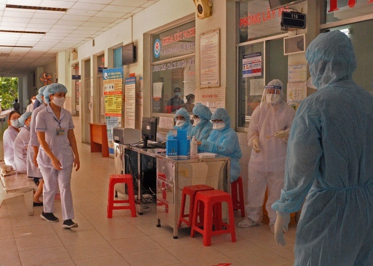 TP.HCM Hai nhân viên Bệnh viện quận Tân Phú nghi mắc COVID-19