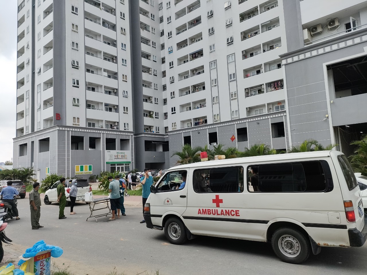Phong tỏa tạm thời một chung cư ở quận 8 do liên quan 2 ca nghi nhiễm Covid-19