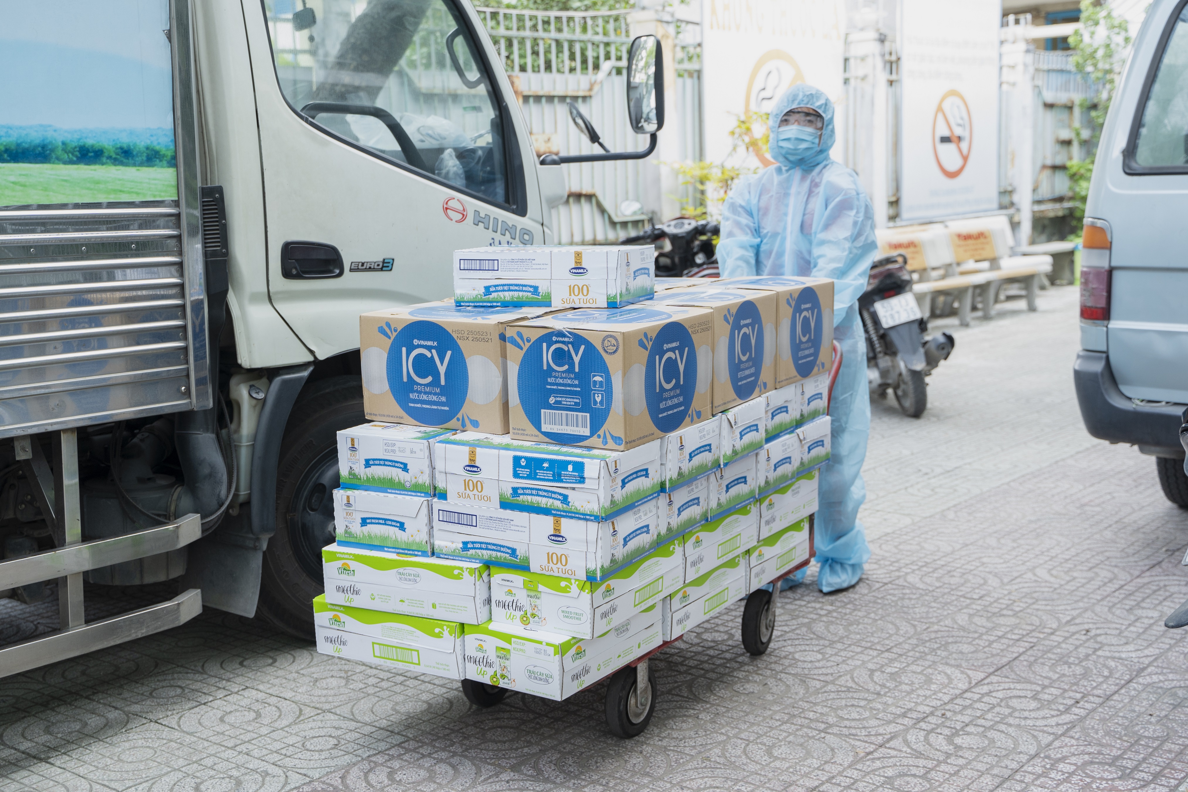 Vinamilk tiếp sức lực lượng tuyến đầu đang ngày đêm xét nghiệm sàng lọc cho người dân TP.HCM