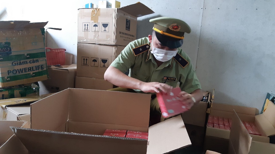 Lực lượng quản lý thị trường phát hiện hàng vạn sản phẩm không rõ nguồn gốc, xuất xứ