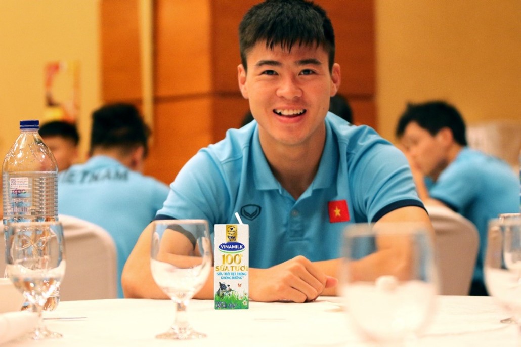 Đội tuyển bóng đá quốc gia bổ sung sữa Vinamilk vào chế độ dinh dưỡng khi thi đấu tại Dubai