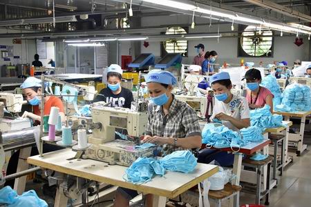 Đề xuất miễn đóng BHYT, hỗ trợ tiền mặt cho người lao động bị ảnh hưởng bởi dịch COVID-19