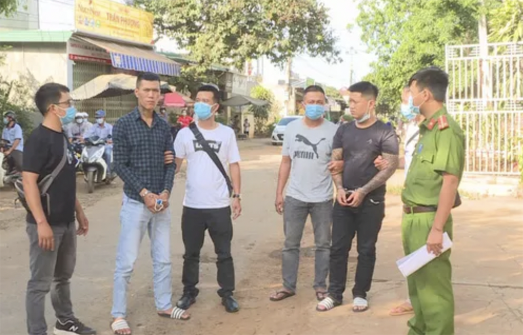 Quán karaoke nghỉ dịch COVID-19, 2 kẻ chăn dắt chân dài chuyển sang đi cướp