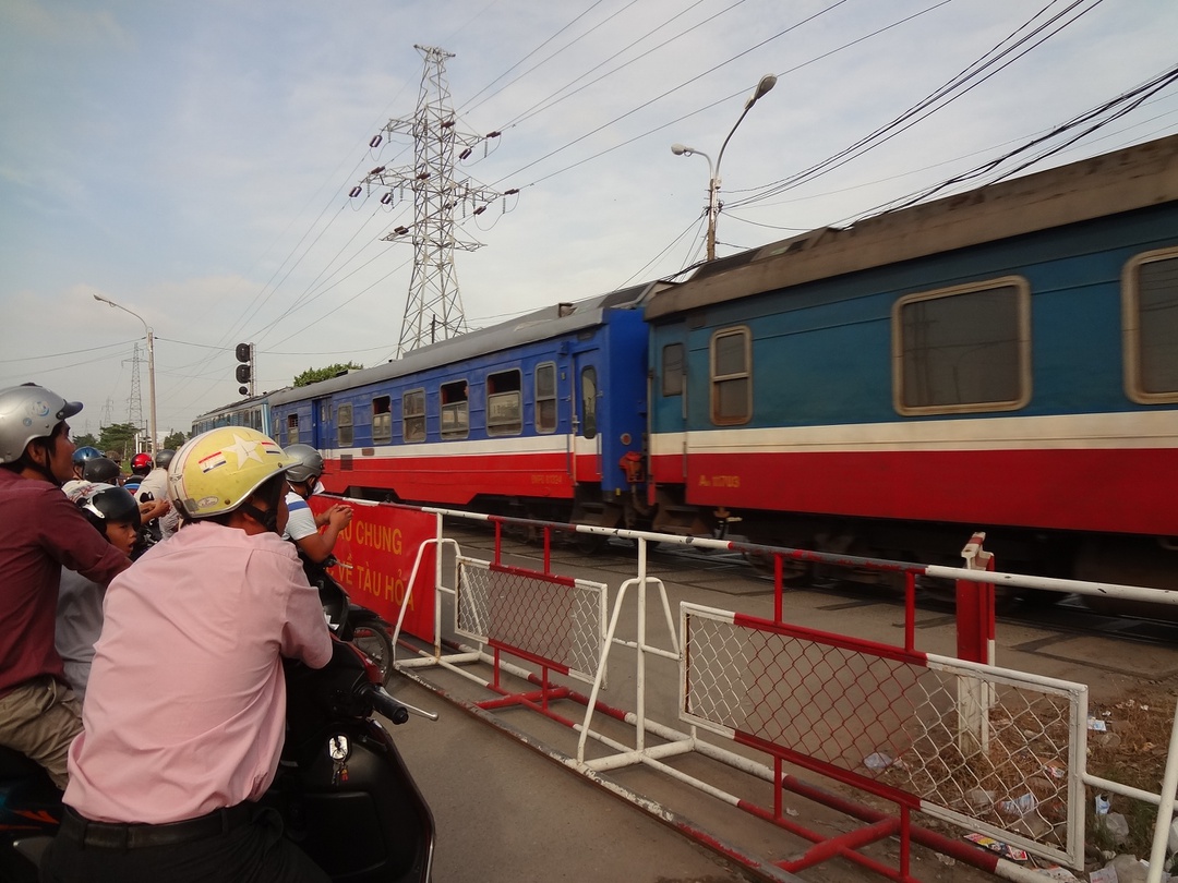 Phong tỏa tuyến đường sắt Bắc - Nam vì phát hiện bom sát đường tàu