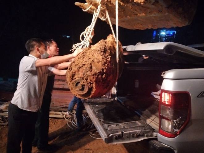 Di dời thành công quả bom sát đường sắt Bắc - Nam