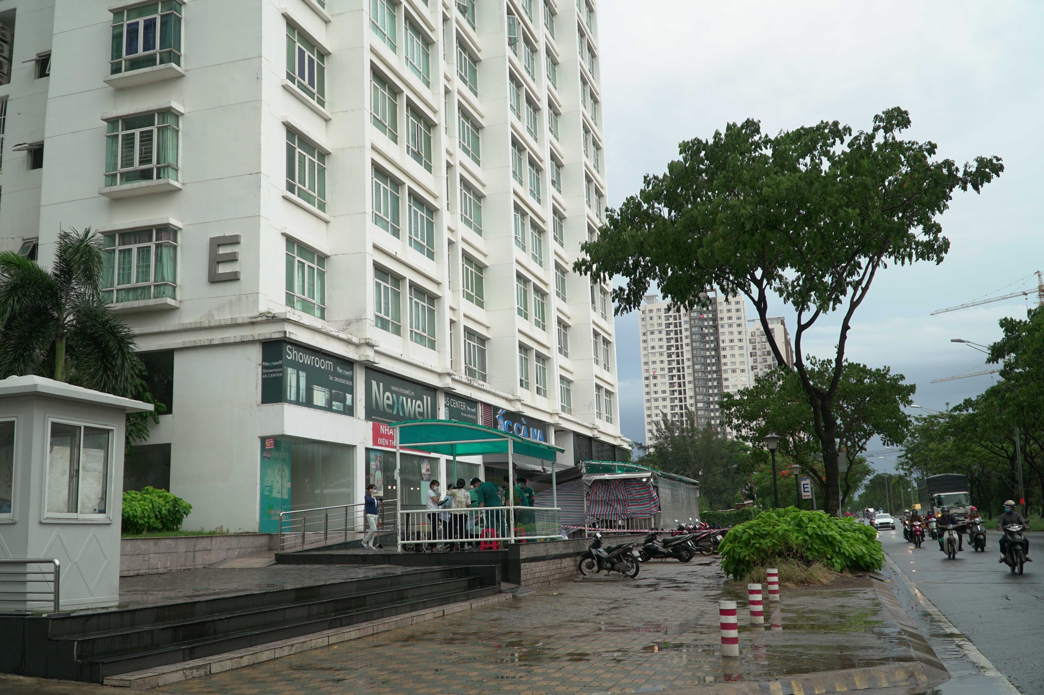 TP HCM Phong tỏa và lấy hơn 400 mẫu xét nghiệm tại chung cư Phú Hoàng Anh ở Nhà Bè