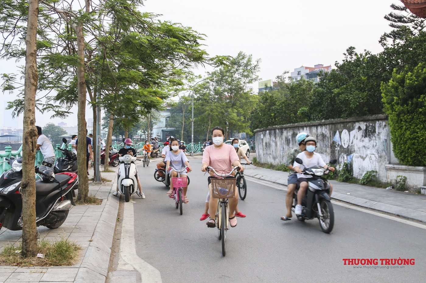 Hà Nội Người dân vẫn vô tư tập thể dục, đi xe đạp quanh hồ Tây