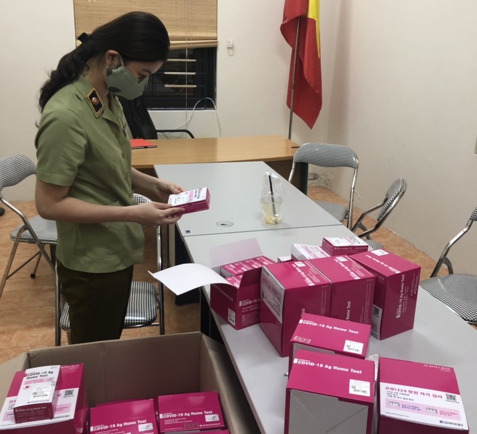 Tạm giữ 400 hộp dụng cụ xét nghiệm Covid-19 