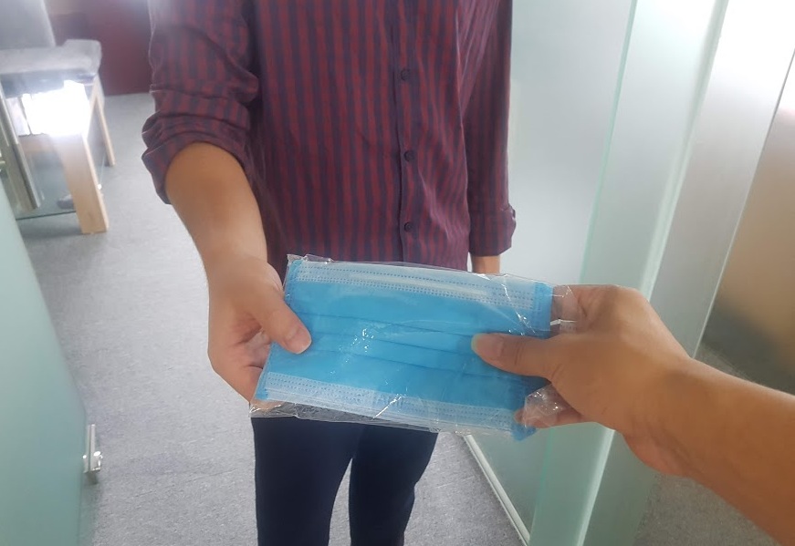 Cảnh báo thủ đoạn phát khẩu trang miễn phí có tẩm thuốc mê để chiếm đoạt tài sản