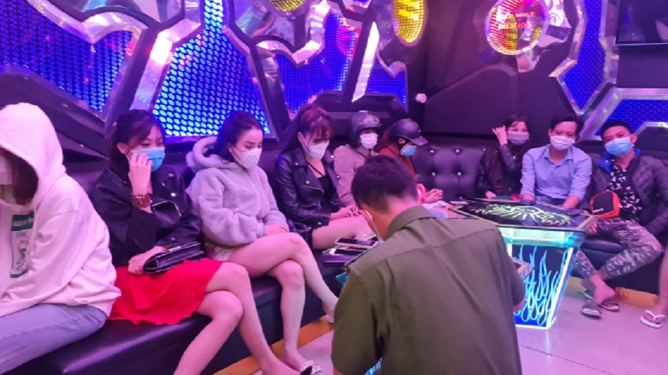 Lâm Đồng Thu hồi giấy phép 2 quán karaoke hoạt động bất chấp dịch Covid-19