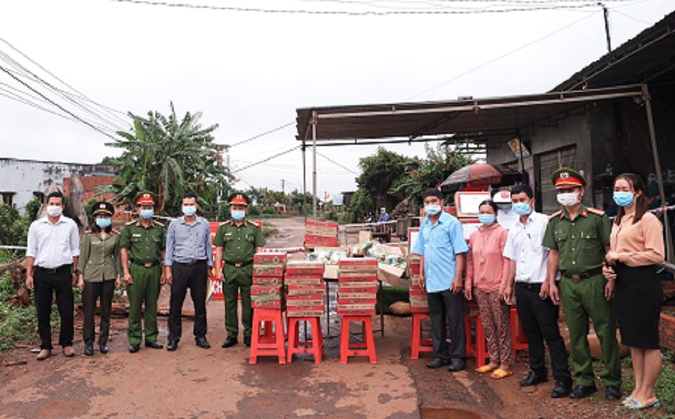 Đắk Lắk Công an huyện hỗ trợ người dân khó khăn trong khu phong toả, cách ly COVID-19
