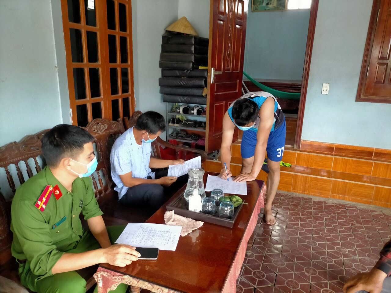 Hà Tĩnh Không thực hiện cách ly tại nhà, 3 người bị phạt 20 triệu đồng