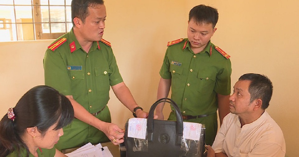 Thanh tra viên Sở Nội vụ Đắk Lắk nhận hối lộ làm đơn xin hưởng án treo