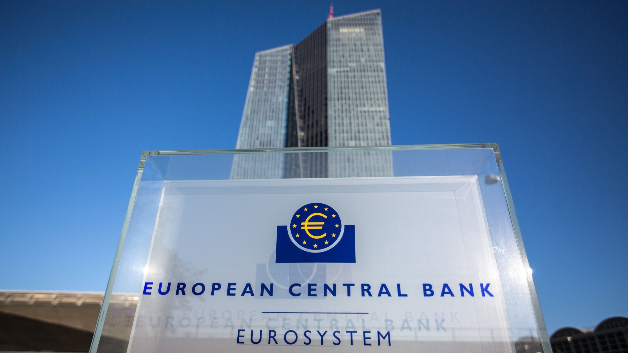 ECB tiếp tục giữ mức lãi suất điều hành gần bằng 0