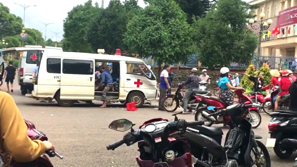 Xe cấp cứu đang chở bệnh nhân bị xe tải tông, tài xế nhập viện