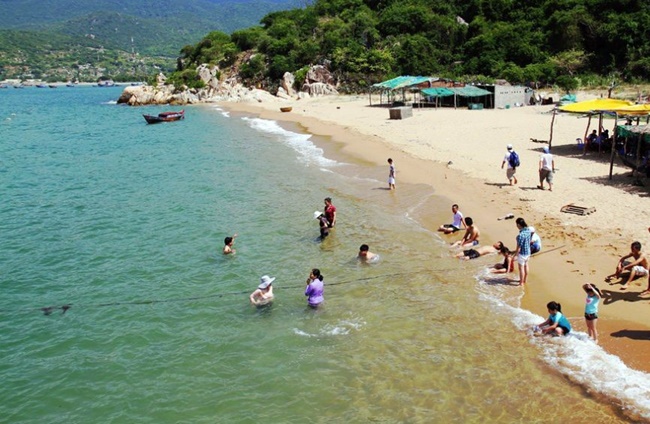 Ninh Thuận dỡ bỏ lệnh cấm tắm biển, tiếp tục dừng nhiều dịch vụ khác