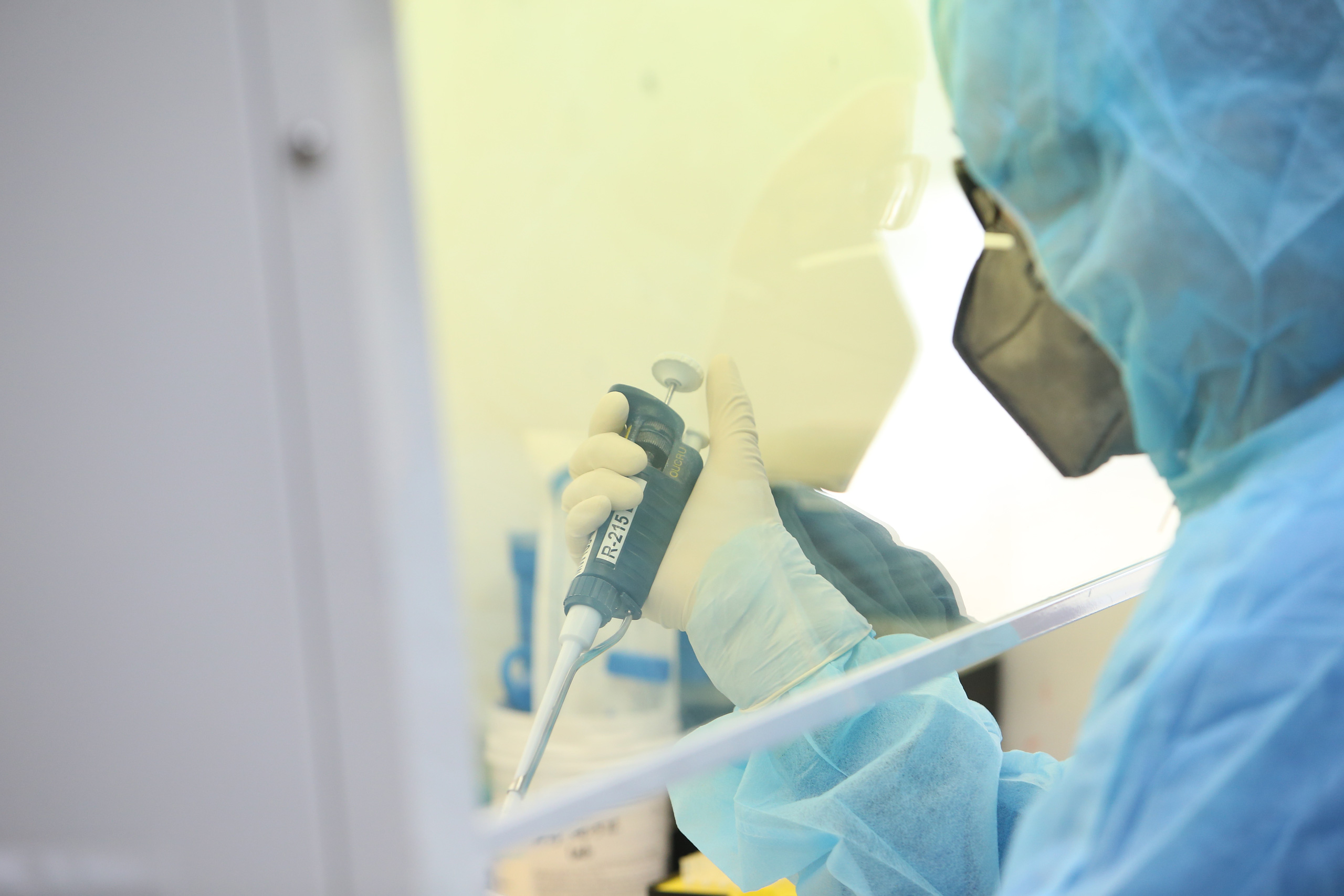 Nóng 3 nhân viên Bệnh viện Bệnh nhiệt đới TP.HCM nghi nhiễm Covid-19