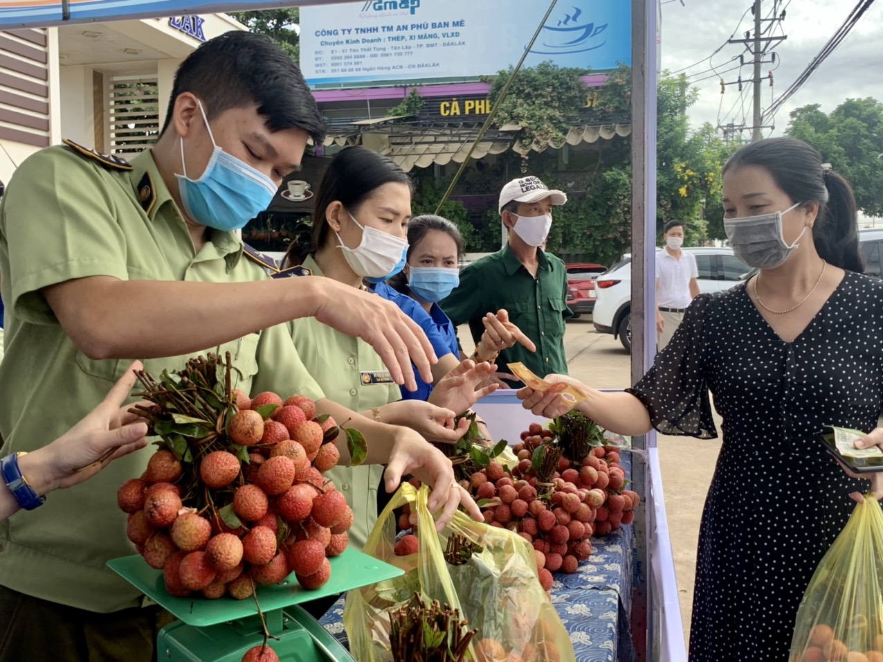 Cục Quản lý thị trường Đắk Lắk mở rộng điểm bán vải thiều hỗ trợ nông dân Bắc Giang