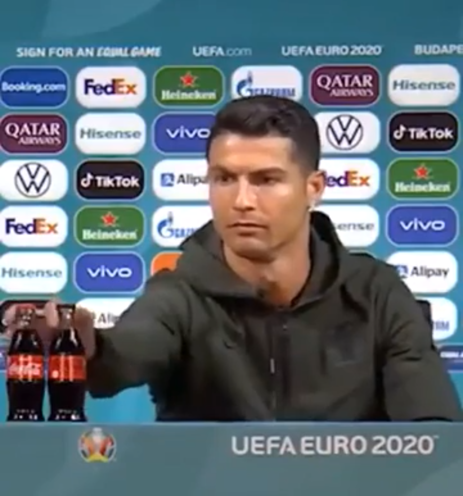 Vốn hóa Coca-Cola bay 4 tỷ USD sau hành động của ngôi sao bóng đá Ronaldo