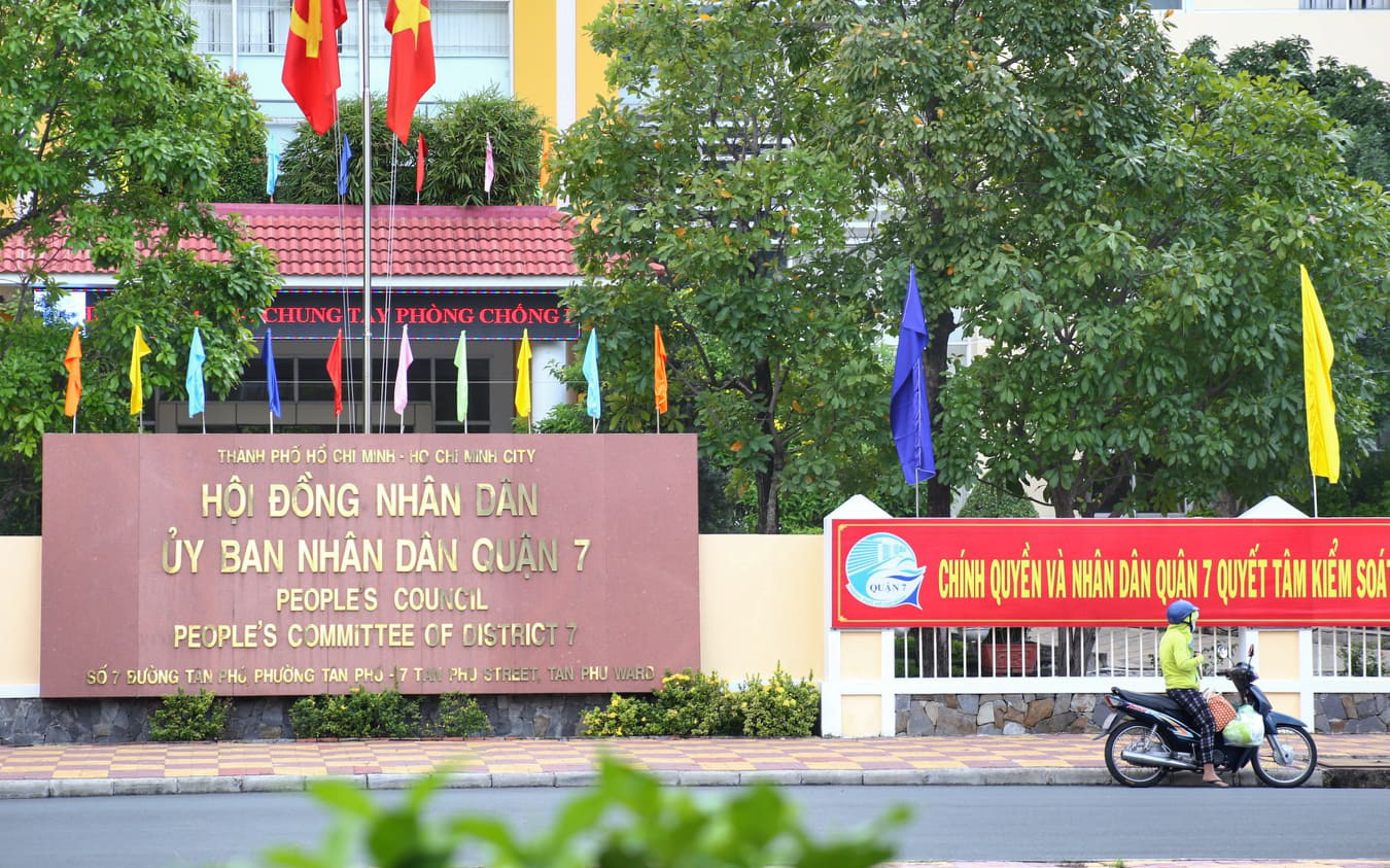 TP HCM UBND quận 7 tạm dừng hoạt động do có nhân viên nghi mắc COVID-19