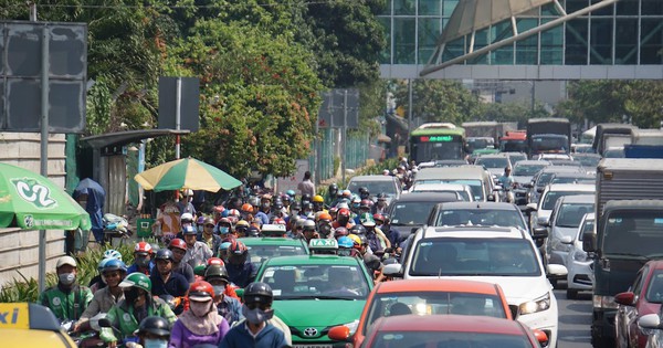 TP.HCM Giải tán chợ tự phát và dừng toàn bộ hoạt động xe công nghệ, taxi, xe buýt