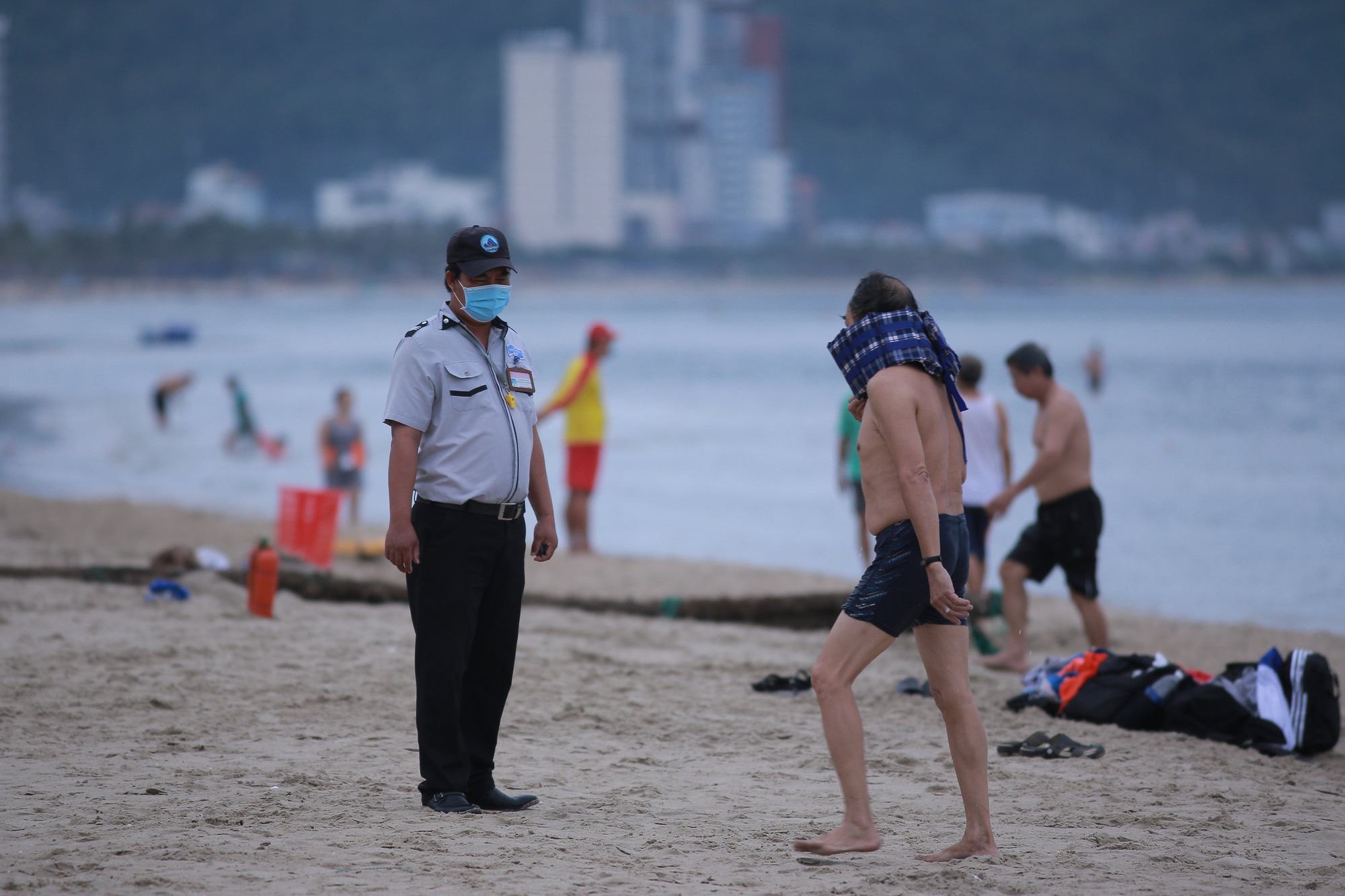 Đà Nẵng Tạm dừng các bãi tắm và phục vụ khách tại quán