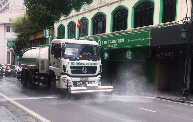 Hà Nội tưới nước rửa đường hạ nhiệt ngày cao điểm nắng nóng
