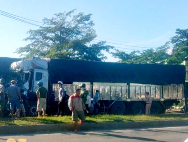 Ninh Thuận Xe tải tông xe tưới cây trên Quốc lộ 1A, giao thông ùn tắc nhiều giờ