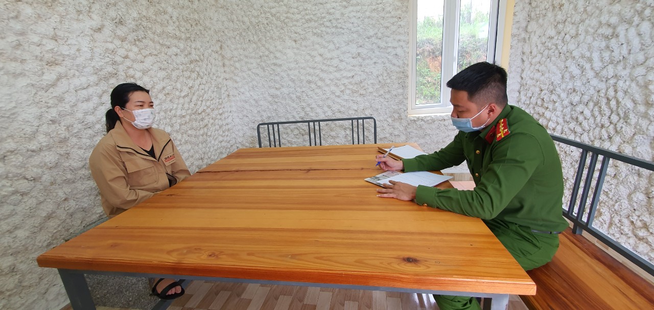 Nguyên Phó chánh Văn phòng Huyện ủy với tội danh lừa đảo ra trình diện cơ quan