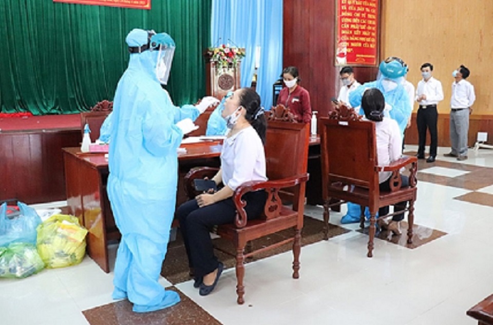 Con gái 3 tuổi F2 dương tính, mẹ là F1 lại âm tính với SARS-CoV-2