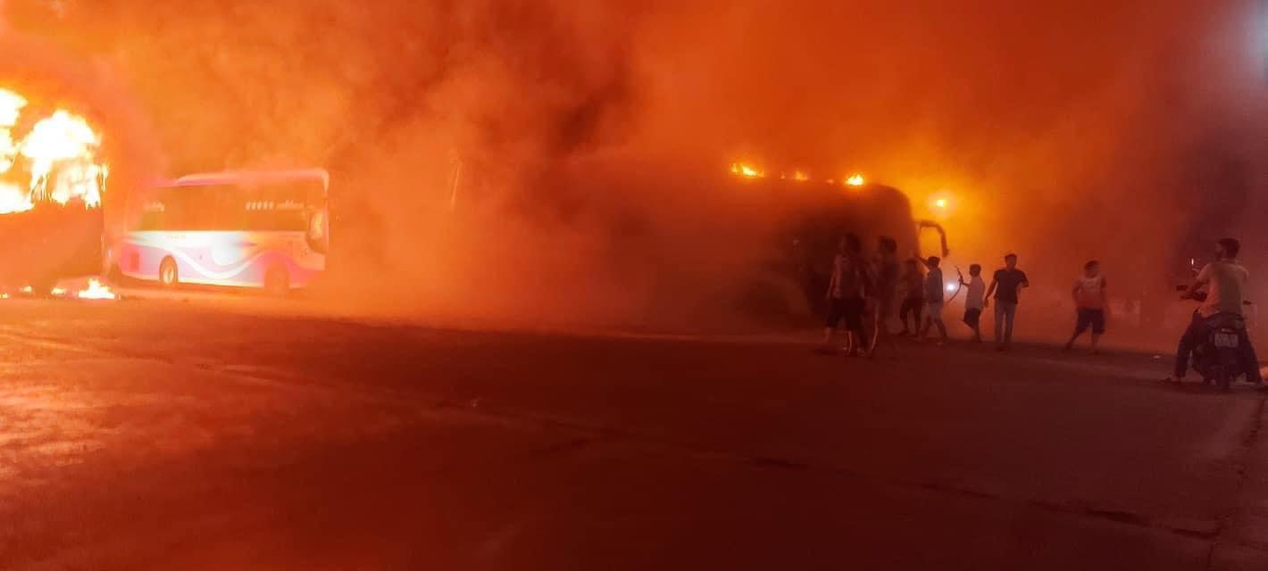 Xe khách ngưng hoạt động vì dịch COVID-19, bốc cháy ngùn ngụt tại bến xe ở Đắk Lắk