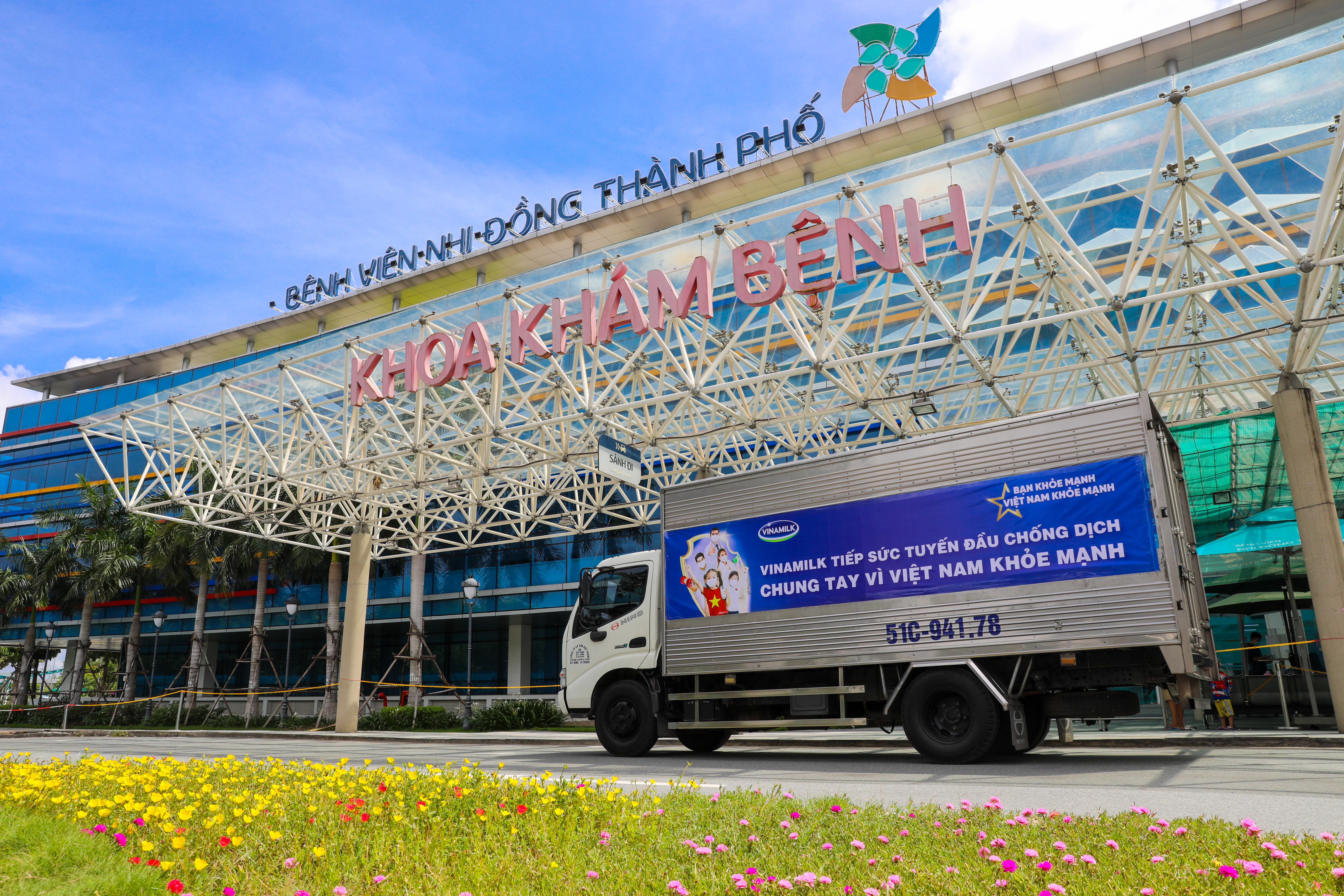 Vinamilk trao tặng 3.000 món quà đến gia đình cán bộ y tế tuyến đầu tại nhiều bệnh viện trên cả nước